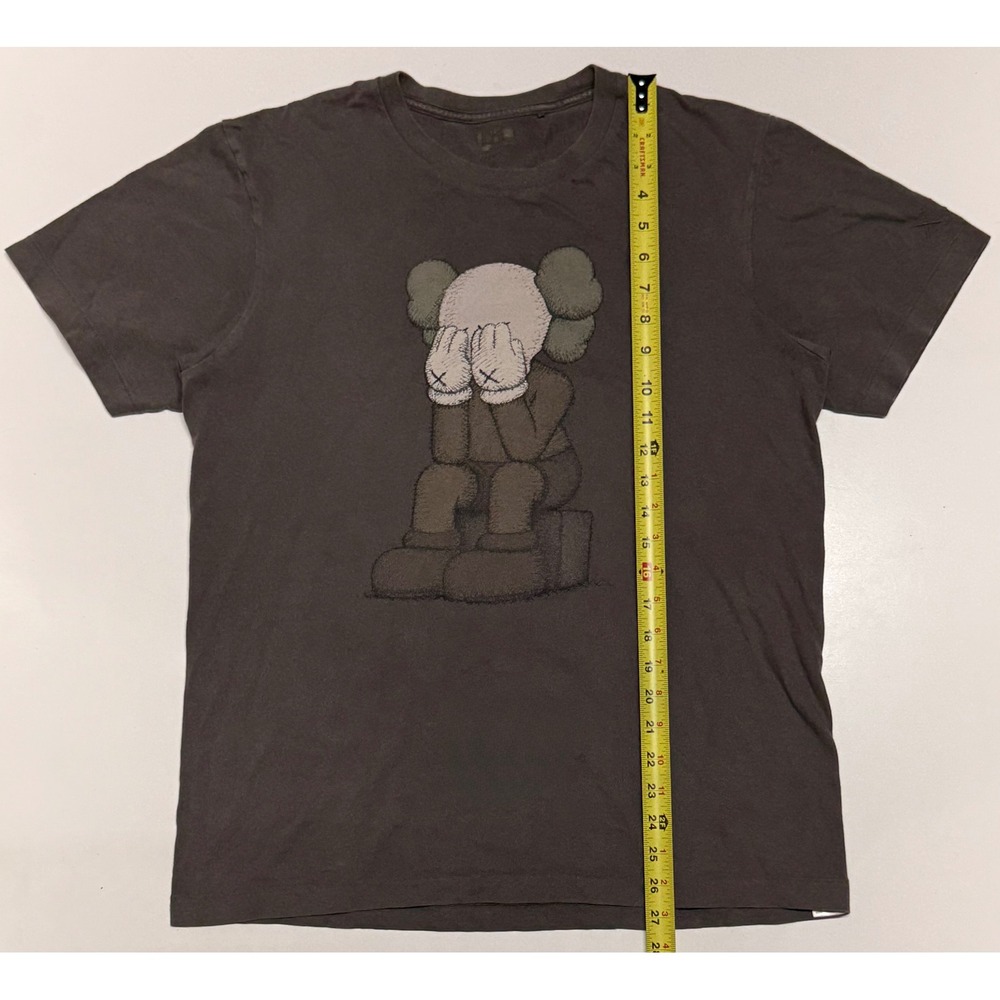 Uniqlo UT KAWS Companion Graphic T-Shirt Charcoal Gray Mens Large 341-163865